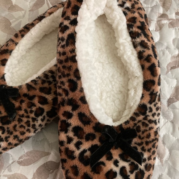 Leopard Print Slippers with Faux Fleece Lining - Picture 3 of 6